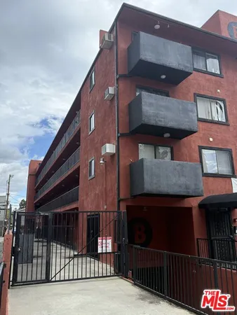 $2,100 | 1816 North Gramercy Place, Unit 405, Los Angeles, CA 90028