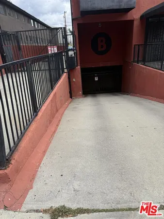 $2,100 | 1816 North Gramercy Place, Unit 405, Los Angeles, CA 90028