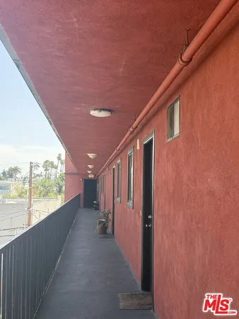 $2,100 | 1816 North Gramercy Place, Unit 405, Los Angeles, CA 90028