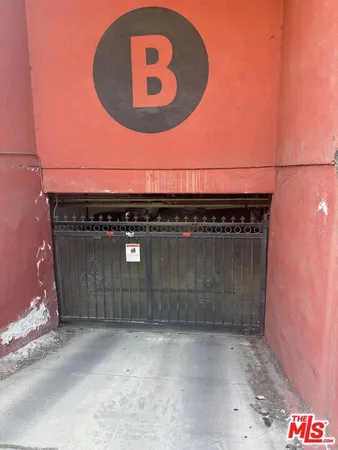 $2,100 | 1816 North Gramercy Place, Unit 405, Los Angeles, CA 90028