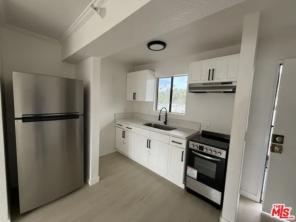 $2,100 | 1816 North Gramercy Place, Unit 405, Los Angeles, CA 90028