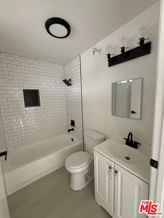 $2,100 | 1816 North Gramercy Place, Unit 405, Los Angeles, CA 90028