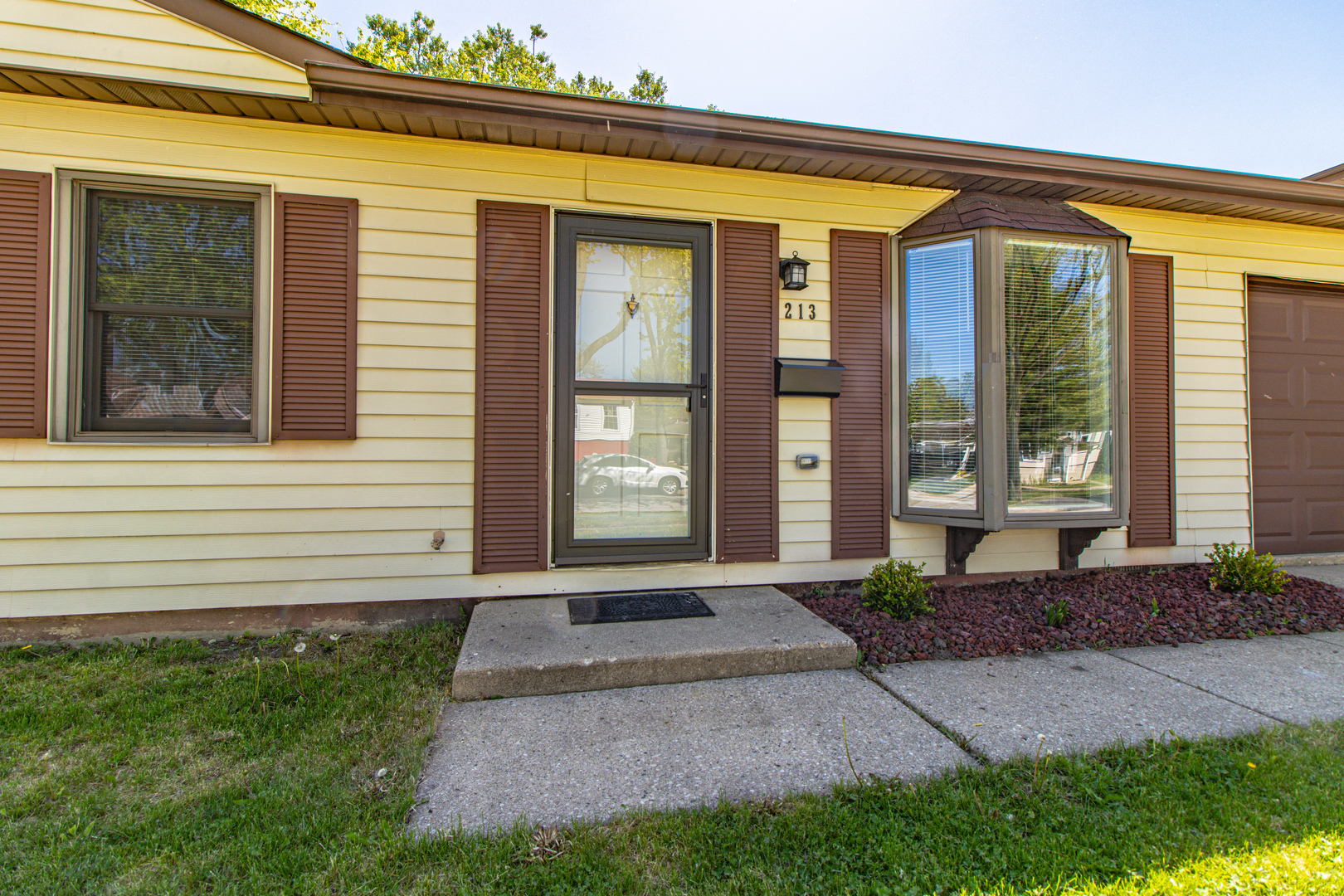 213 Seton Place Streamwood, IL 60107 - Photo 2 of 19