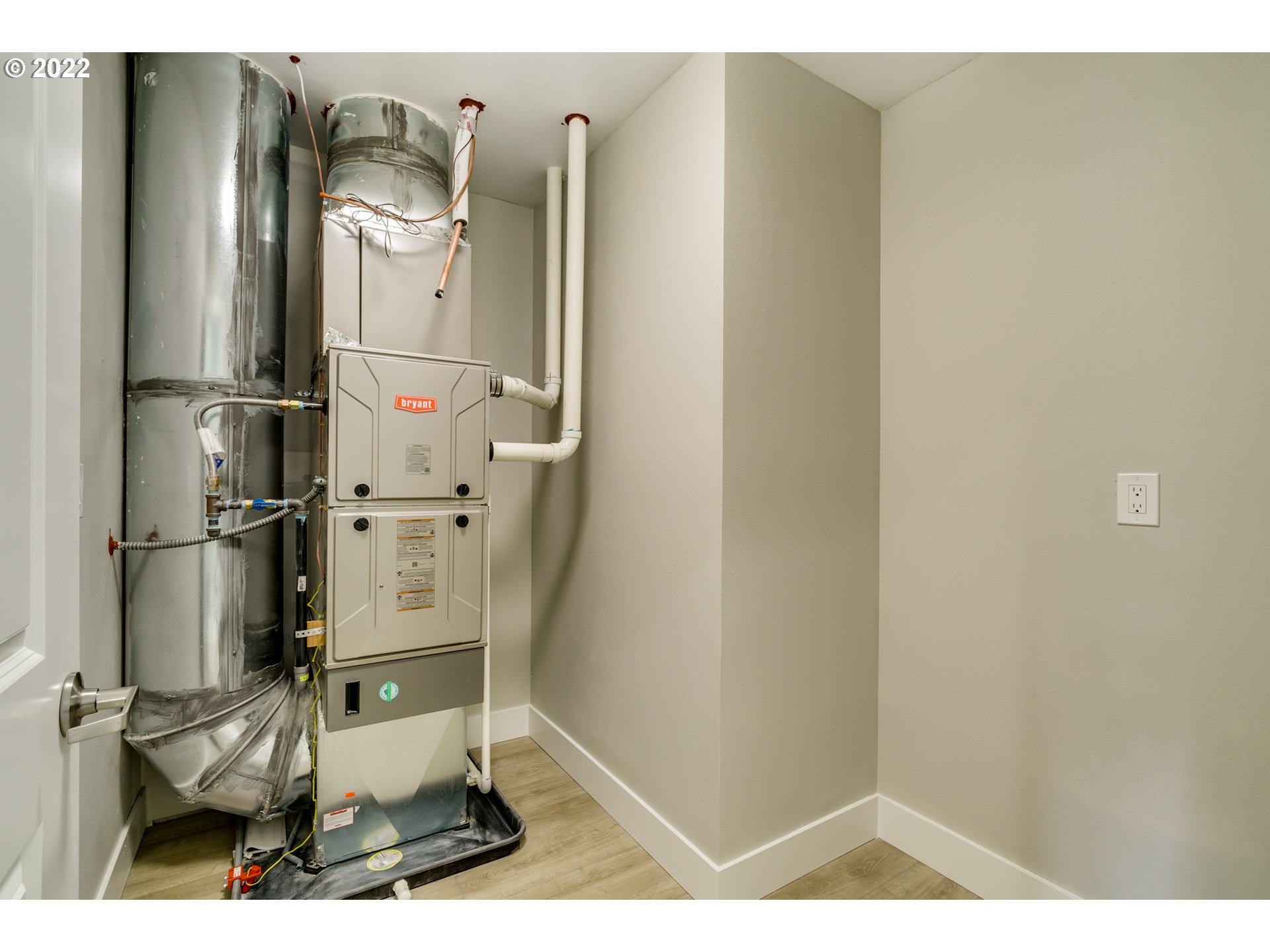 7975 Southwest Oleson Road Portland, OR 97223 - Photo 30 of 32 a room with wooden floor and white walls