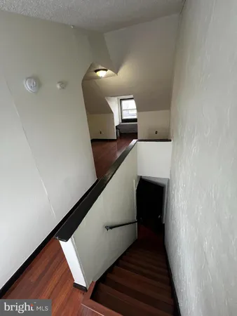 a view of entryway and kitchen