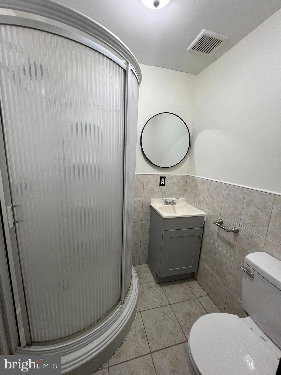 434 Birch Street Reading, PA 19604 - Photo 14 of 21 a bathroom with a sink a toilet and tub