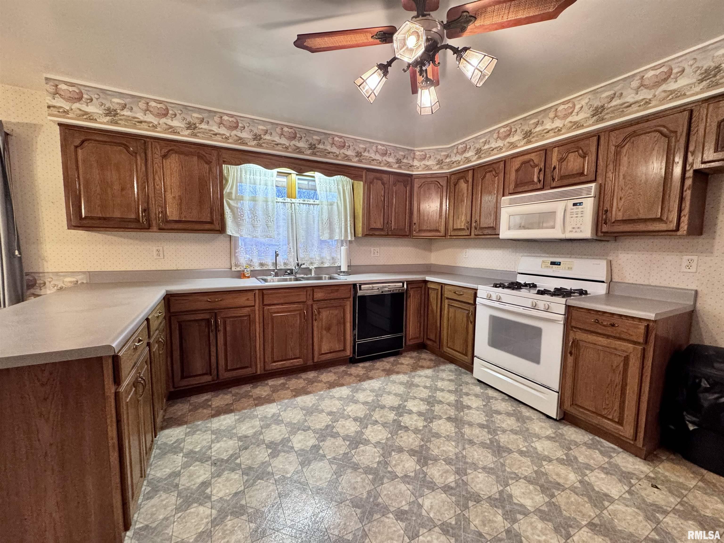 497 Walnut Street Bushnell, IL 61422 - Photo 11 of 32