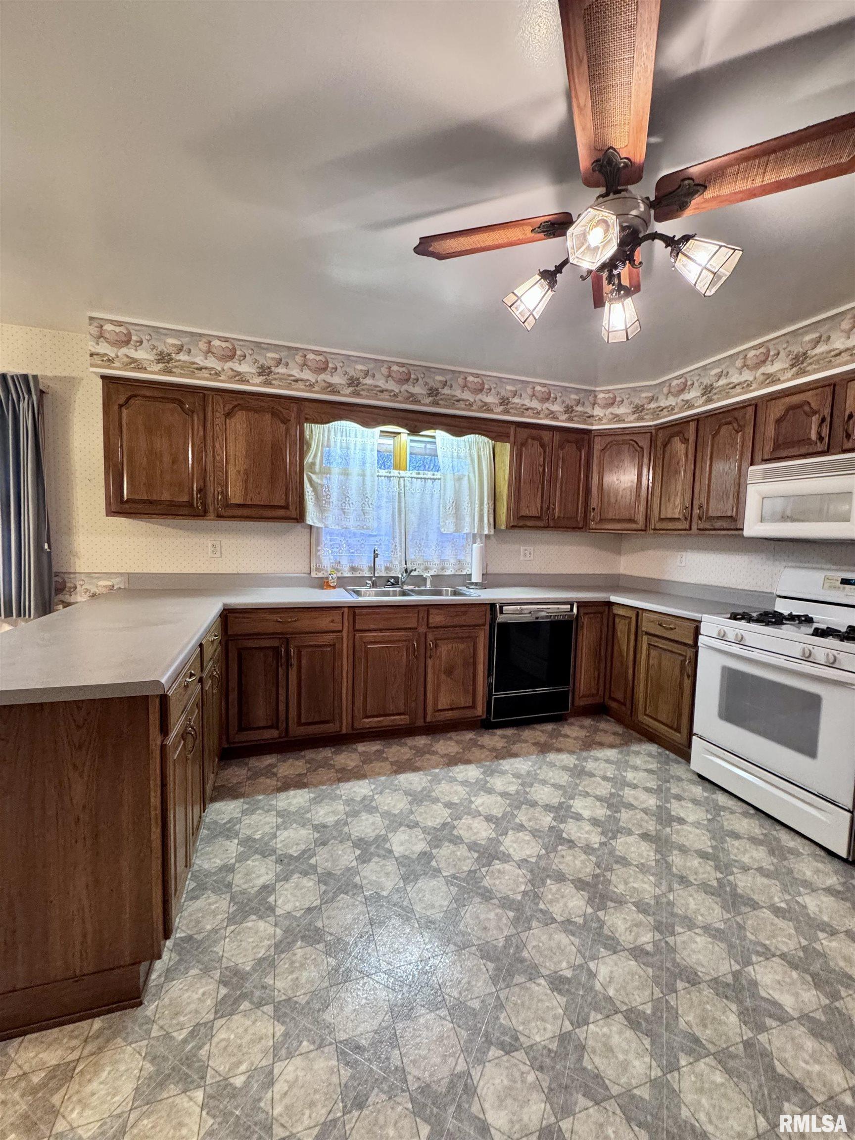 497 Walnut Street Bushnell, IL 61422 - Photo 13 of 32