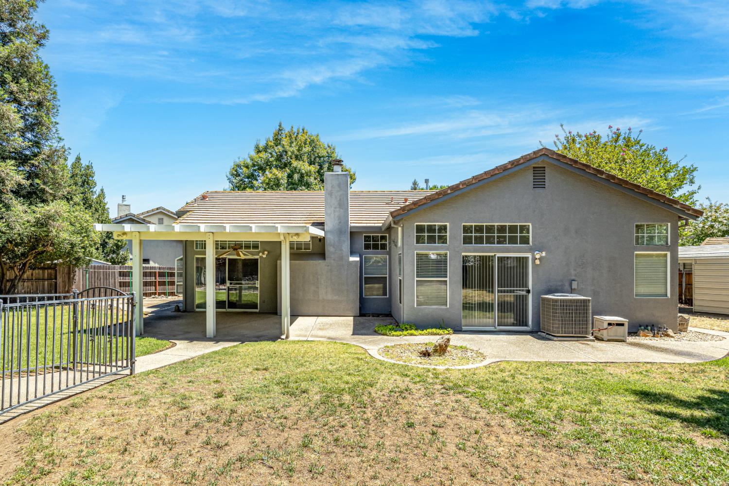 9282 Dever Circle Elk Grove, CA 95624 - Photo 8 of 38