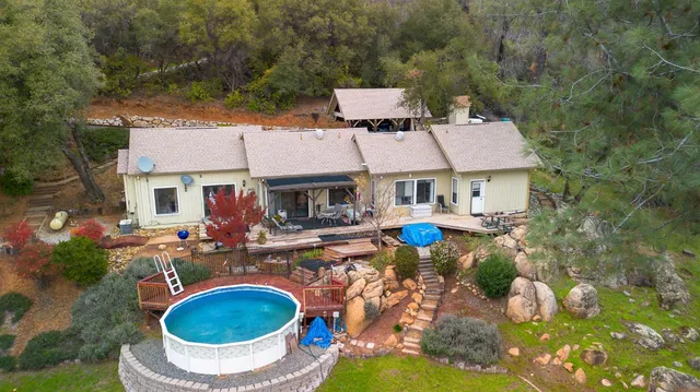 a view of a backyard with table and chairs