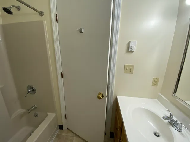 $1,837 | 141 Eastern Avenue, Unit 102, Manchester, NH 03104