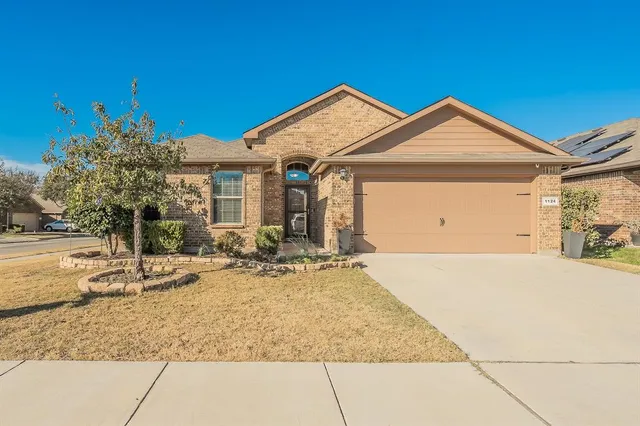 $290,000 | 1124 Forest Glen, Azle, TX 76020