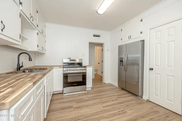 $1,400 | 4406 Richard Street, Moss Point, MS 39563