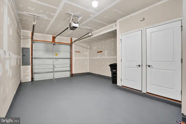 a white building that has a lots of windows in it