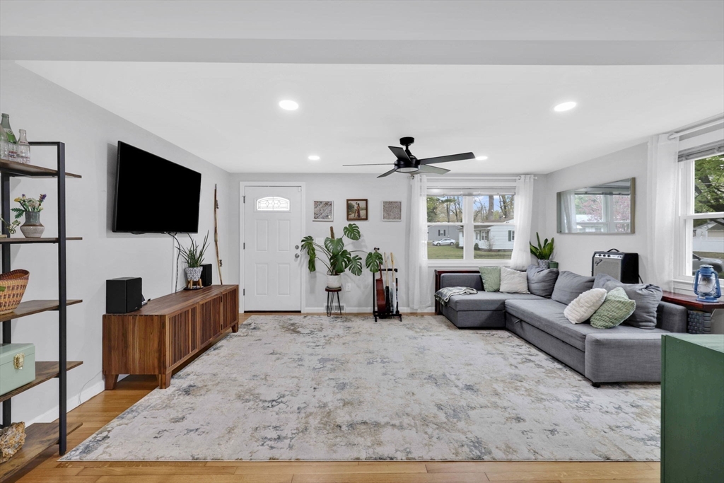 152 Shady Brook Lane Springfield, MA 01118 - Photo 3 of 21 Gallery Image 3
