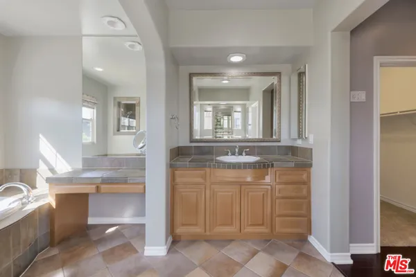 a view of a yard with a fountain