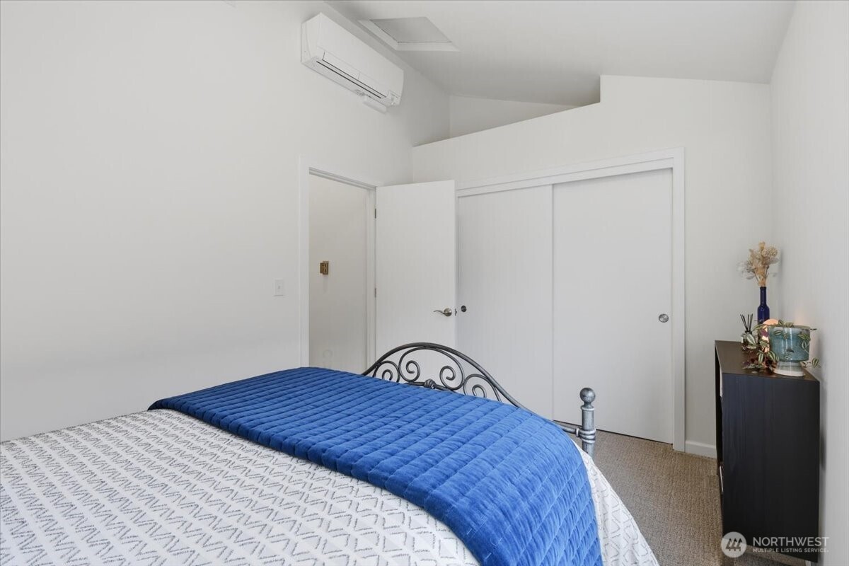 4418 Meridian Avenue North, Unit B Seattle, WA 98103 - Photo 16 of 22