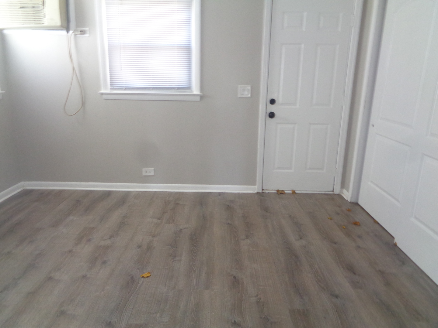 1340 North Main Street, Unit E1 Wheaton, IL 60187 - Photo 4 of 8 an empty room with a window