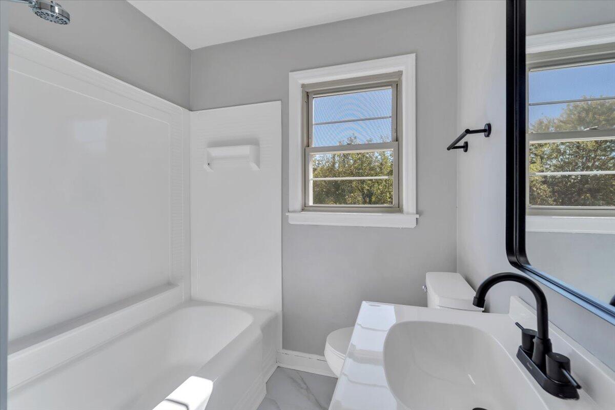 210 Post Road Roanoke, VA 24019 - Photo 17 of 56 a bathroom with a sink toilet and bathtub