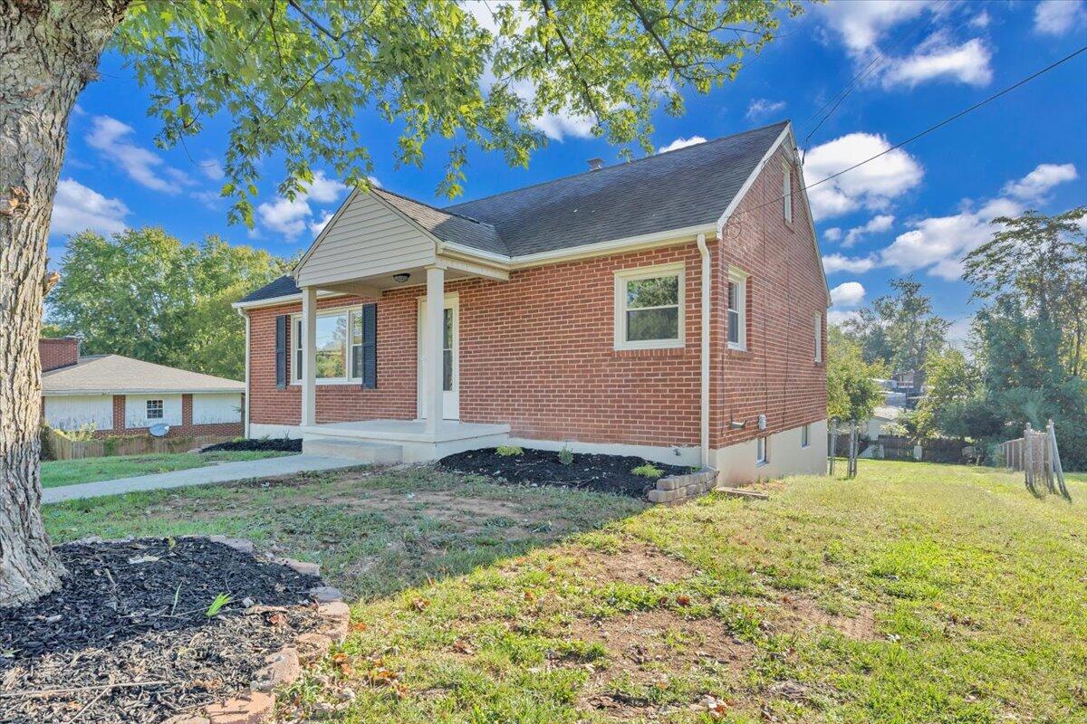 210 Post Road Roanoke, VA 24019 - Photo 35 of 56 a house view with a garden space