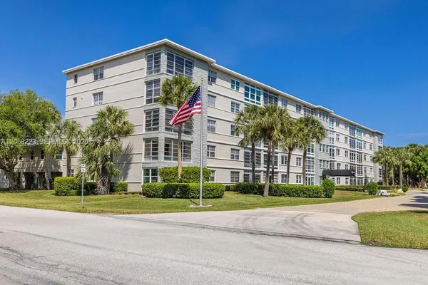 $1,600 | 2333 Indian River Boulevard, Unit 306, Vero Beach, FL 32960