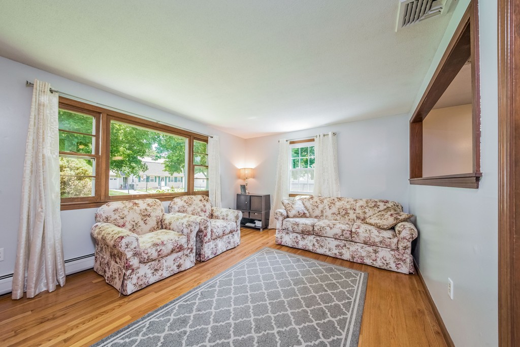 78 Clement Street Springfield, MA 01118 - Photo 4 of 12