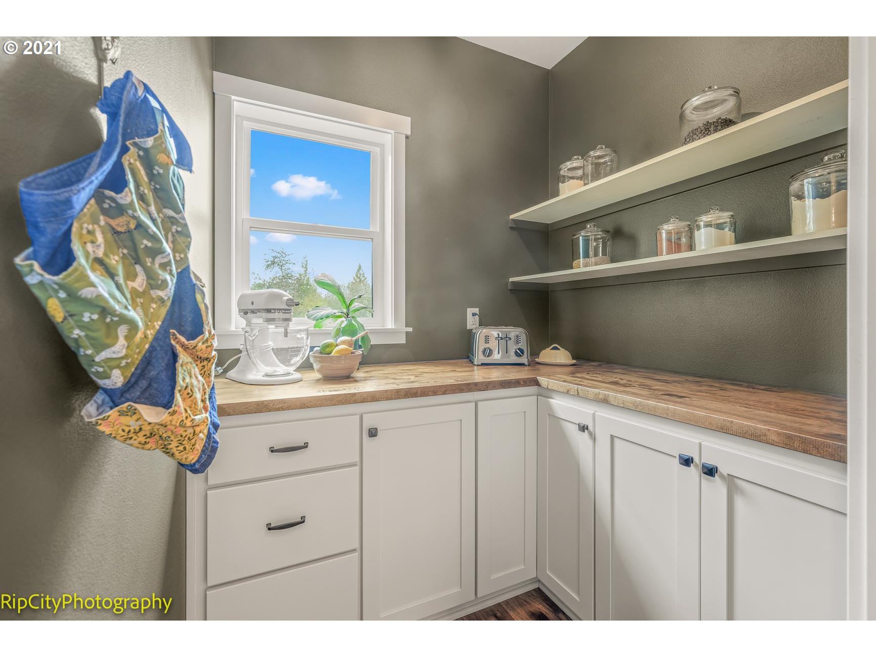 92231 Simonsen Road Astoria, OR 97103 - Photo 15 of 32 Butler's Pantry
