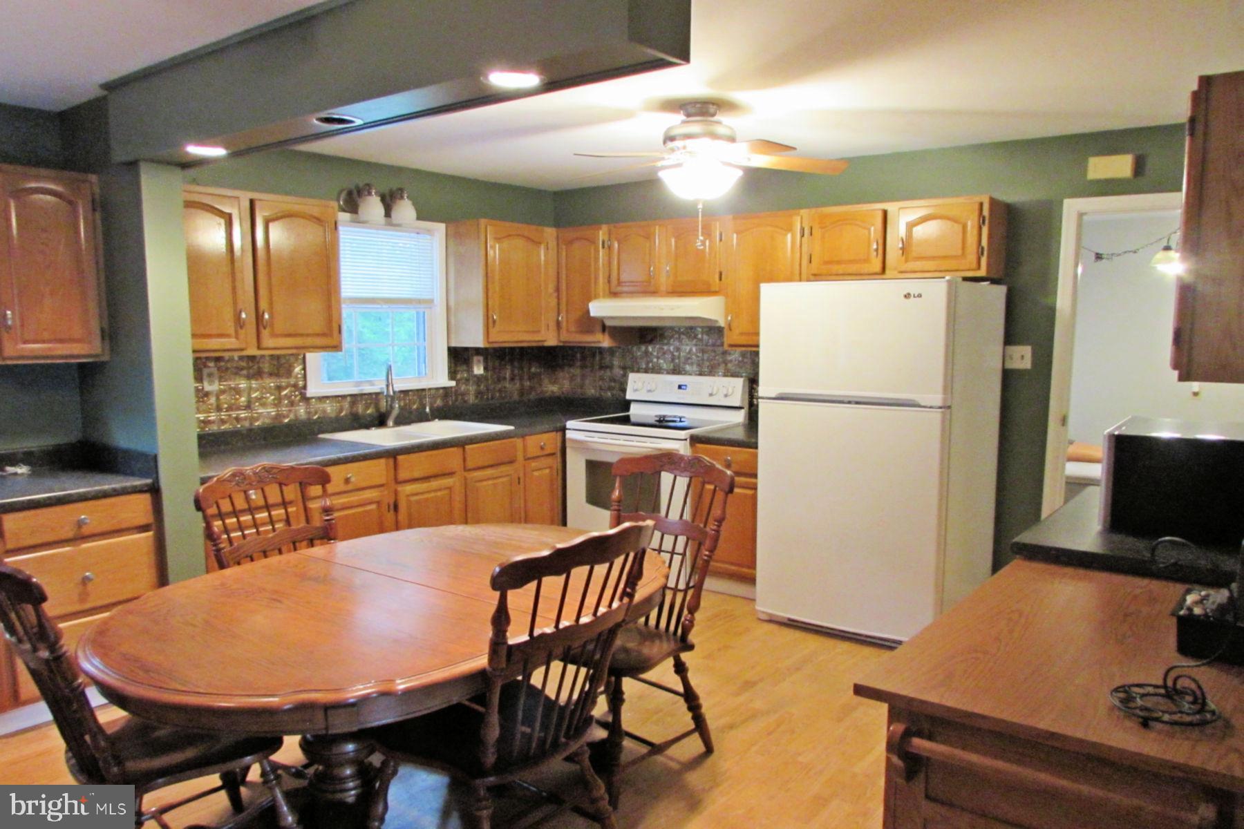 2148 Cedar Road Elizabethtown, PA 17022 - Photo 5 of 39 Kitchen