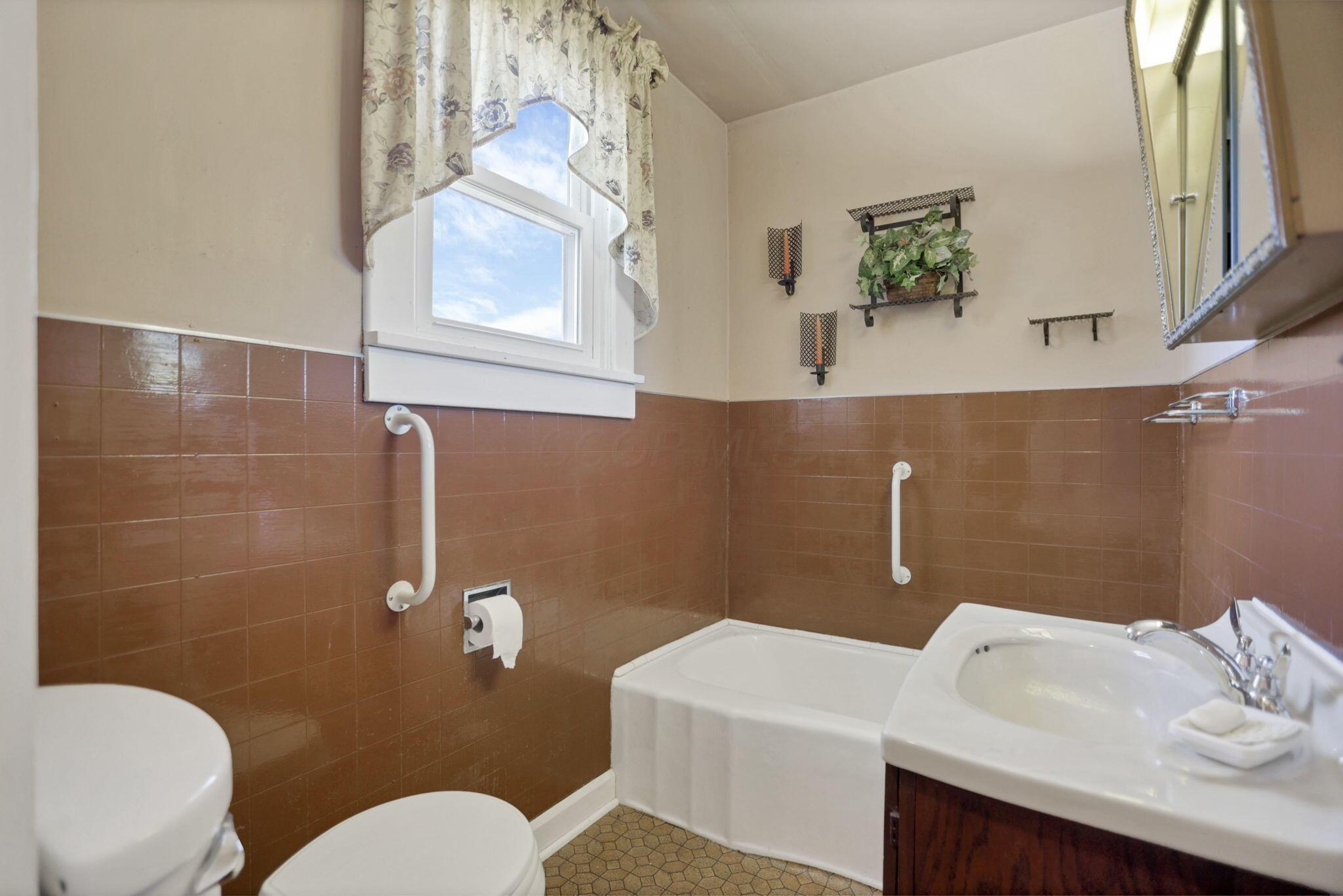 15045 Bodle Road Northeast Newark, OH 43055 - Photo 25 of 66 1st floor bath