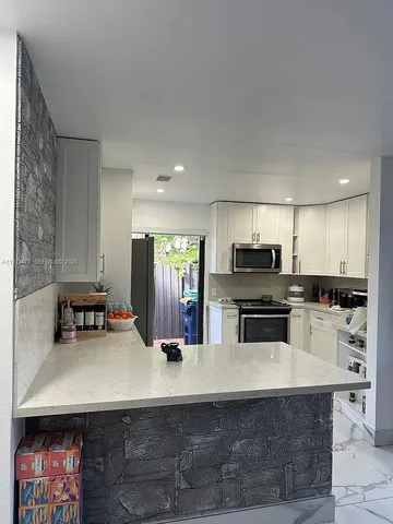 $2,700 | 14980 Southwest 49th Lane, Unit 1H, Miami, FL 33185