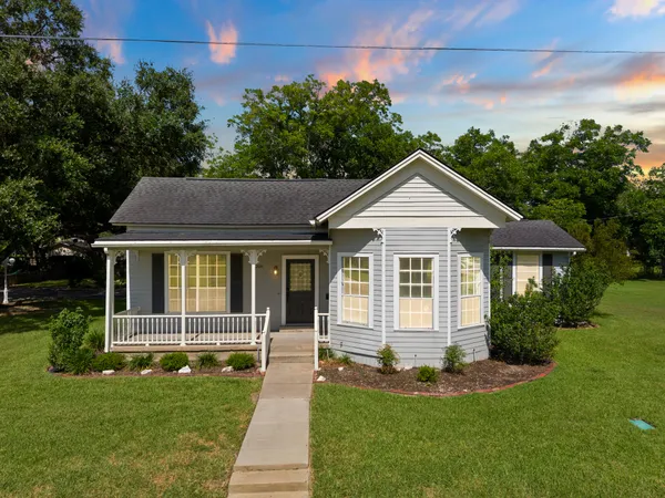 $359,000 | 206 Mulberry Street, Hallettsville, TX 77964