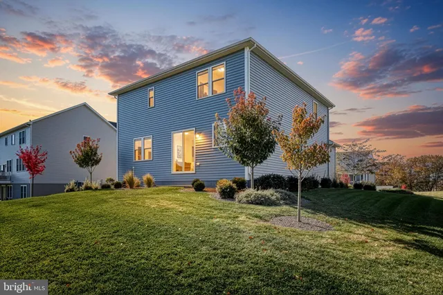 a view of entryway with garden