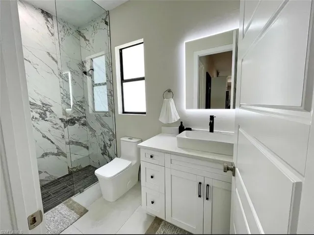 a en suite bathroom with a double vanity sink and a mirror