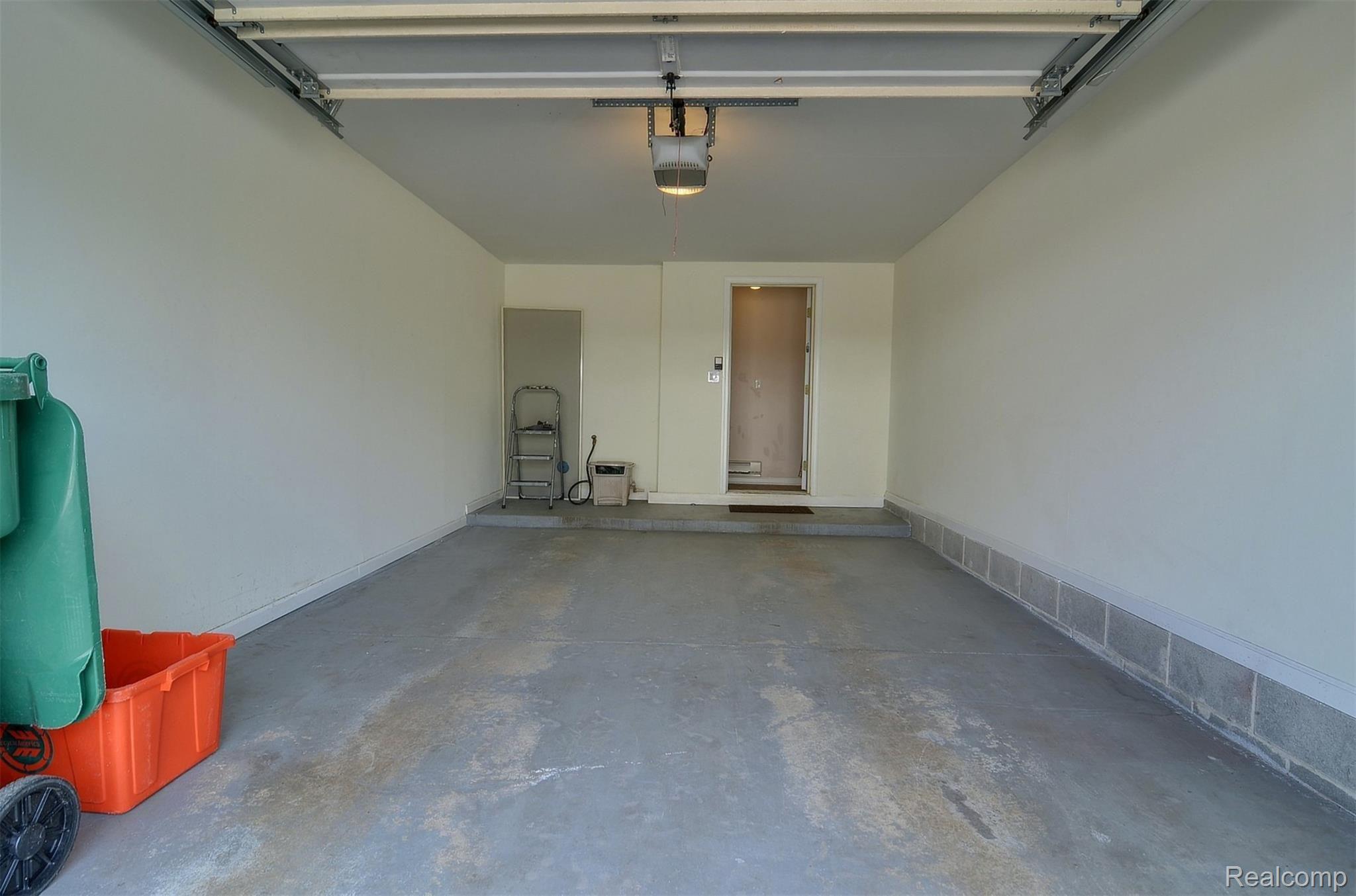 5358 Brookemonte Circle Rochester, MI 48306 - Photo 24 of 38 Garage