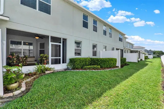 a view of a house with backyard and garden
