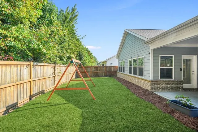 a view of a backyard