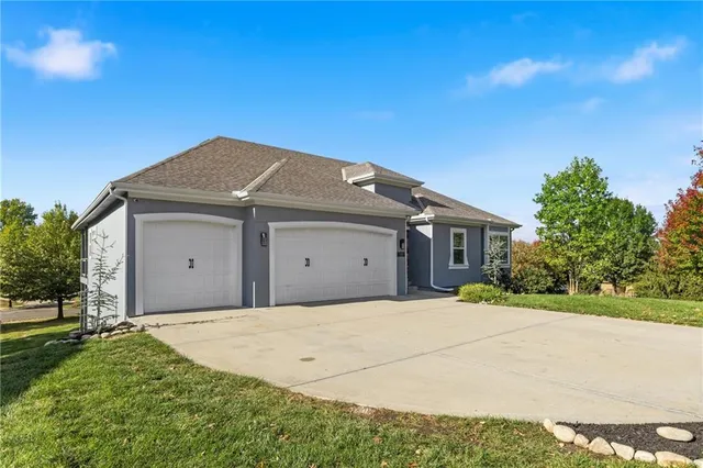 $735,000 | 10512 North Euclid Avenue, Kansas City, MO 64155