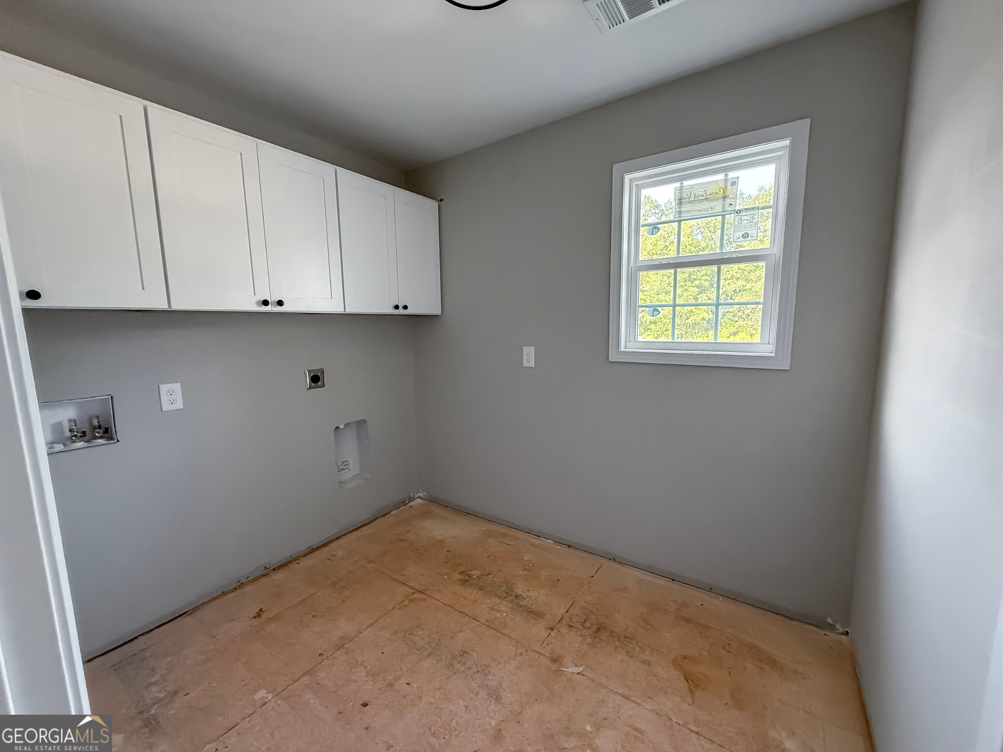206 Sutton Drive Perry, GA 31069 - Photo 12 of 27 an empty room with cabinet and window