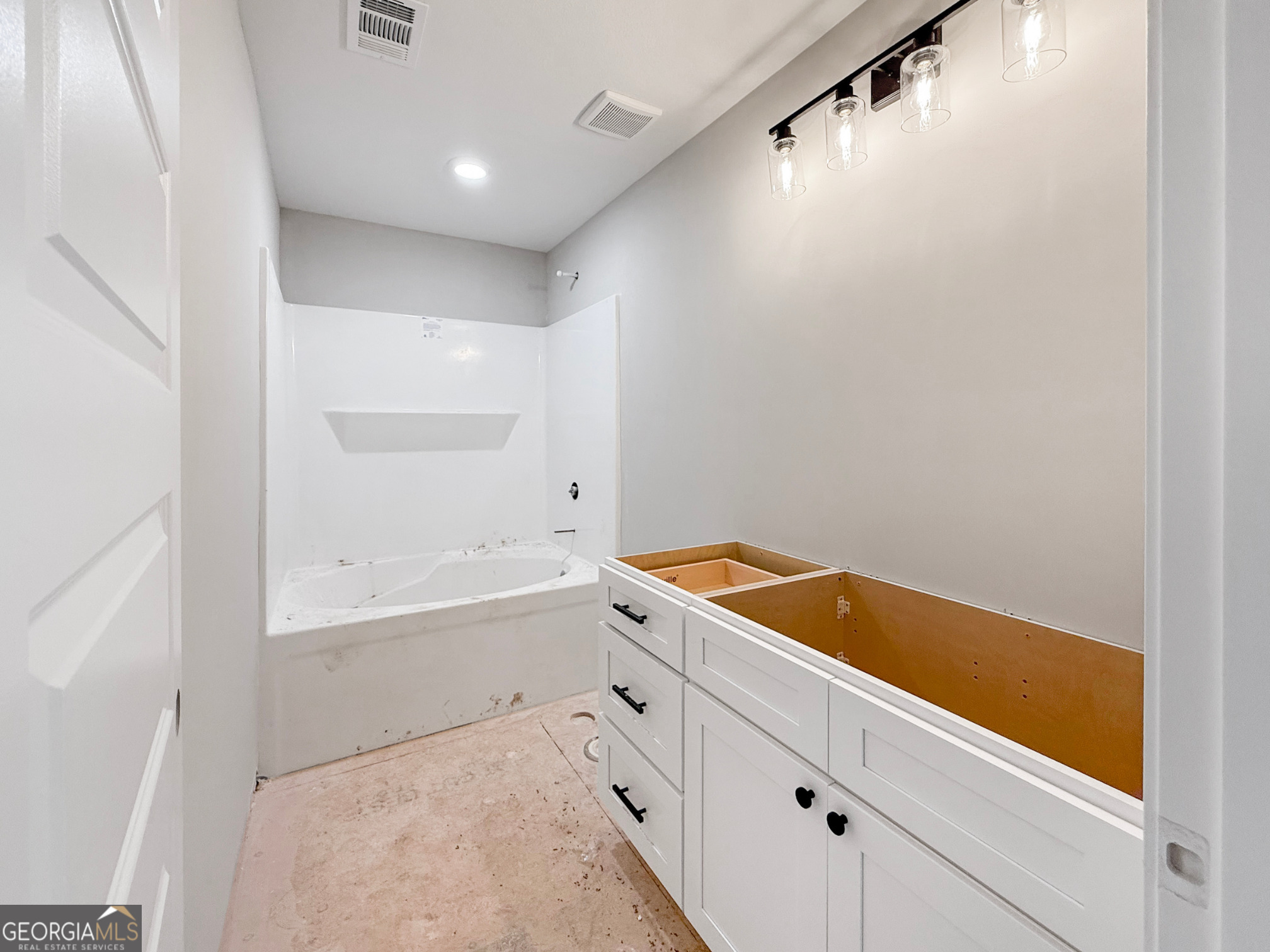 206 Sutton Drive Perry, GA 31069 - Photo 14 of 27 a bathroom with a tub and a shower curtain