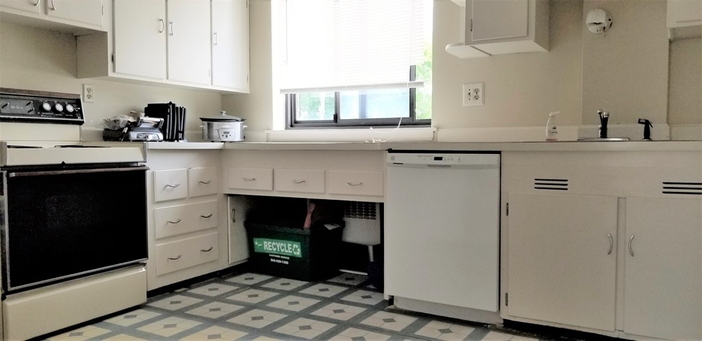 14 Ashland Street, Unit 2R Worcester, MA 01609 - Photo 14 of 16 a kitchen with cabinets and a stove
