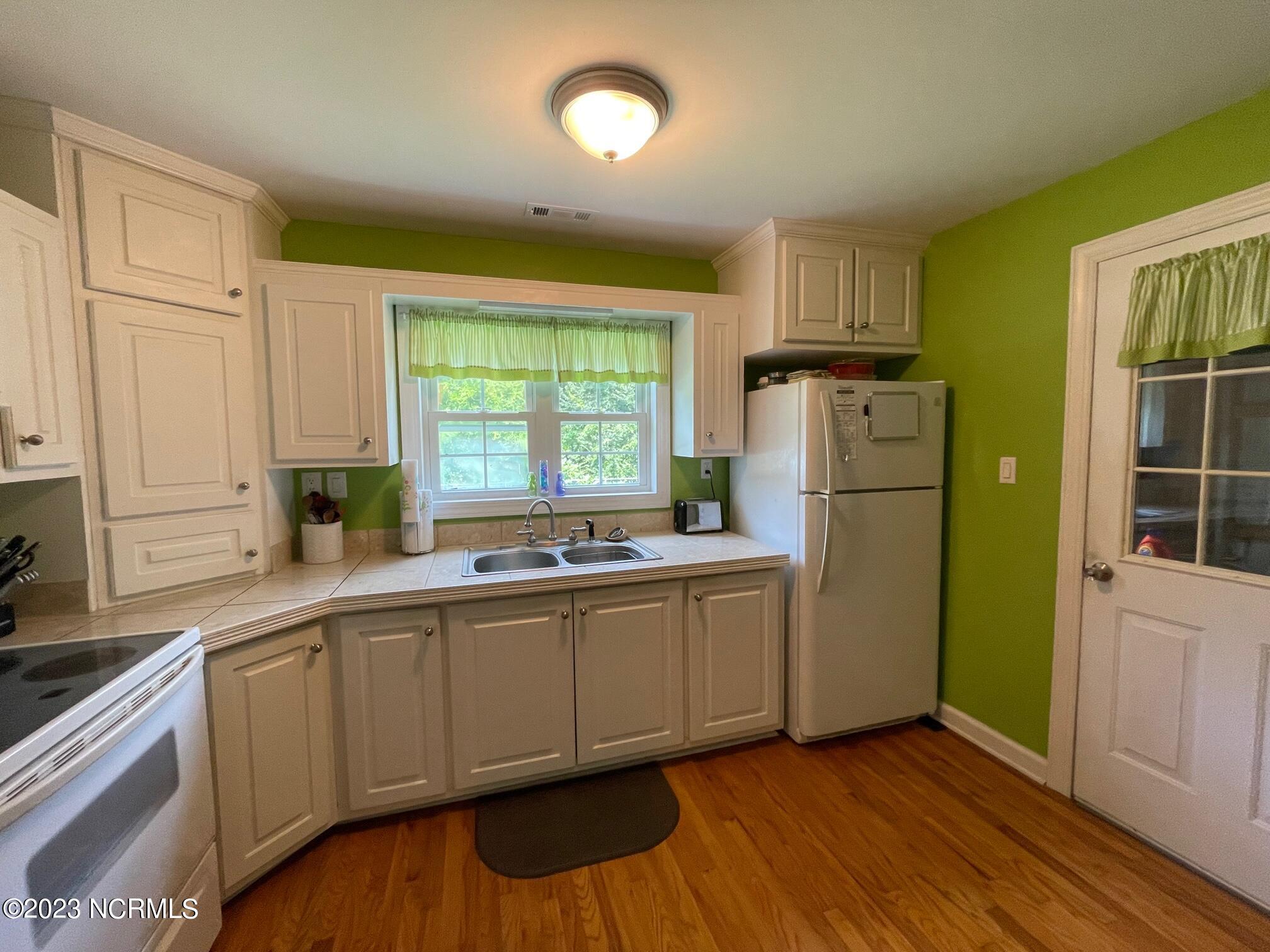 351 Pigott Road Gloucester, NC 28528 - Photo 16 of 36 Kitchen