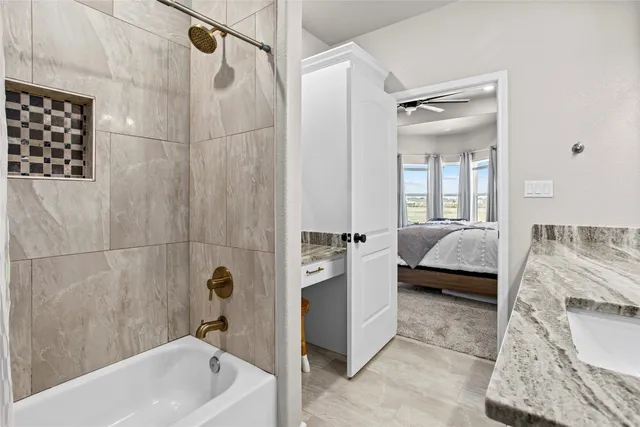 a en suite spacious bathroom with a tub shower and mirror