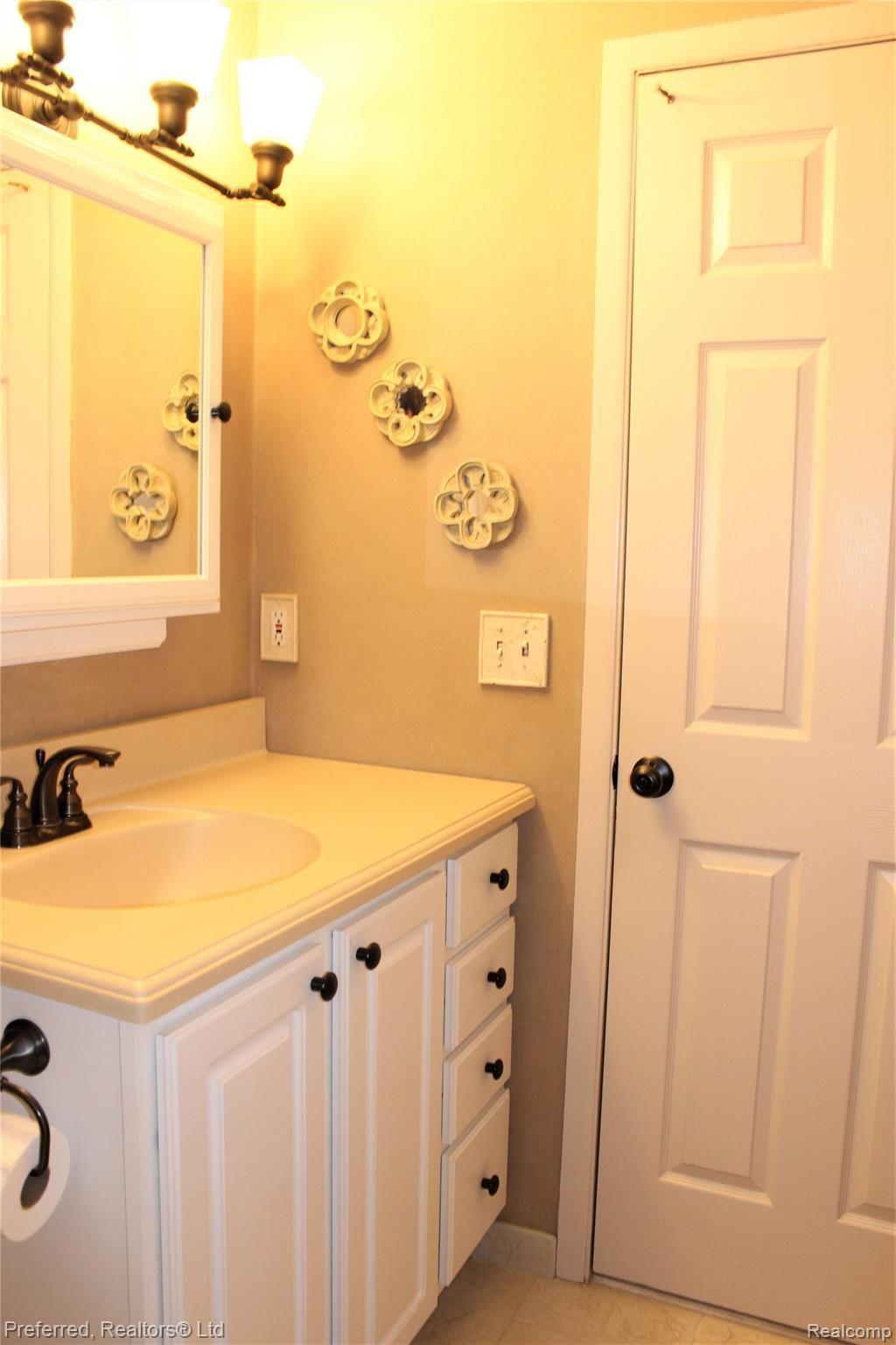 44136 Hanford Road Canton, MI 48187 - Photo 16 of 28 Main Bath 2.jpg