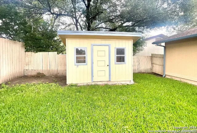 a view of a house with backyard
