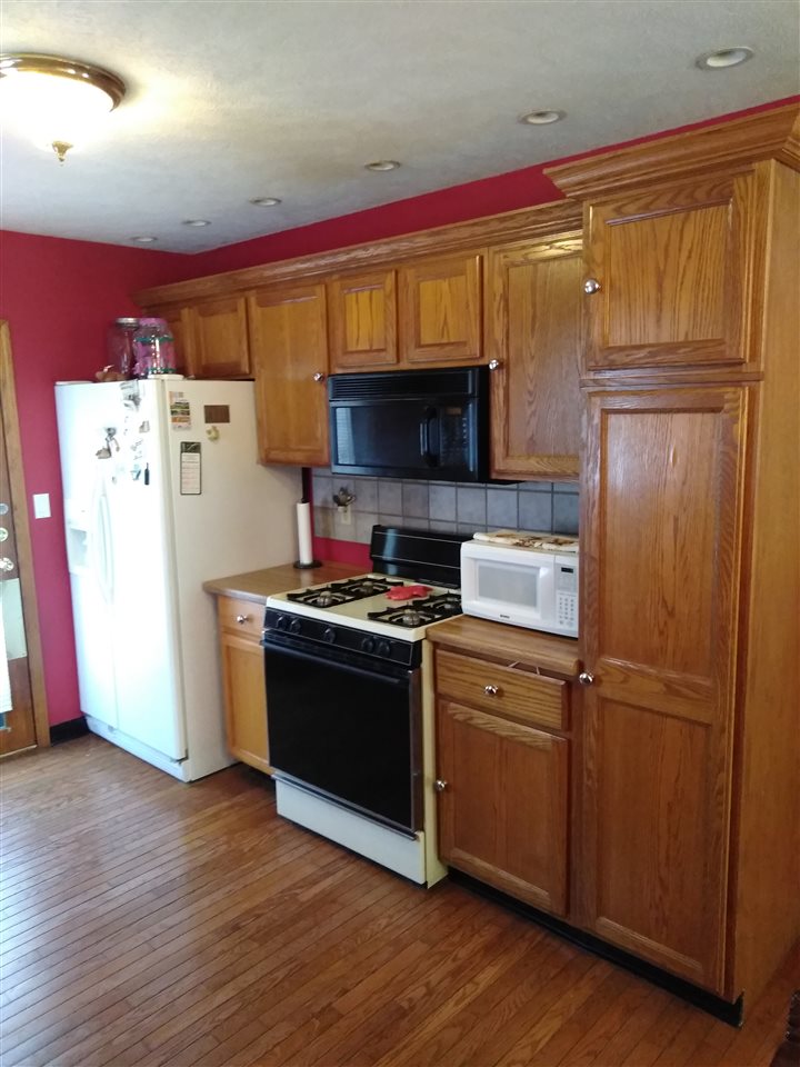 1039 South Trainer Road Rockford, IL 61108 - Photo 4 of 18 a kitchen with a refrigerator and a stove