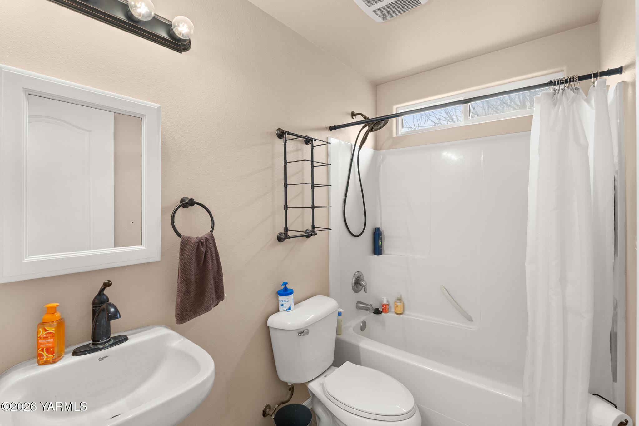819 Jessica Court Grandview, WA 98930 - Photo 15 of 23 DSM00738