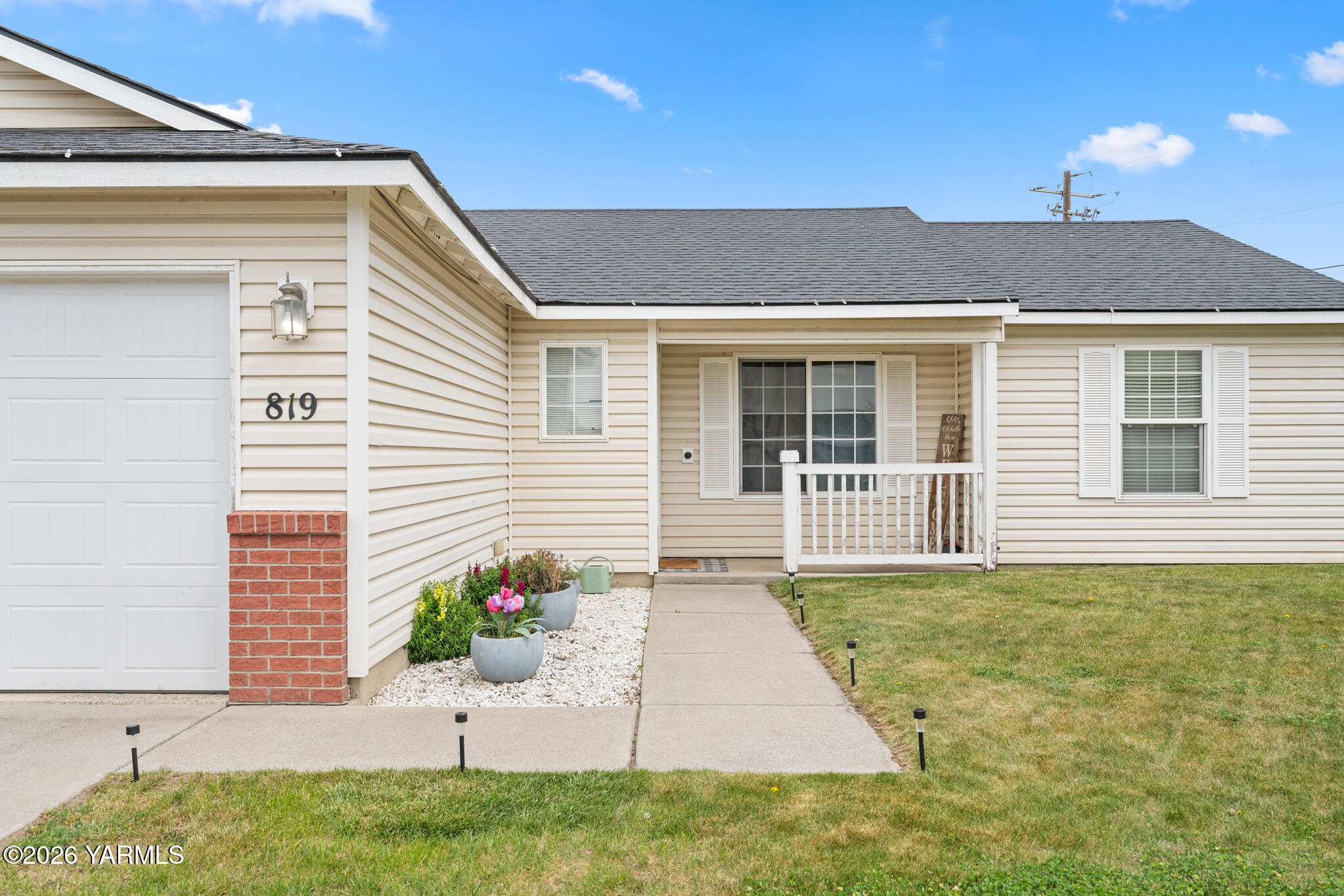 819 Jessica Court Grandview, WA 98930 - Photo 2 of 23 DSM00684