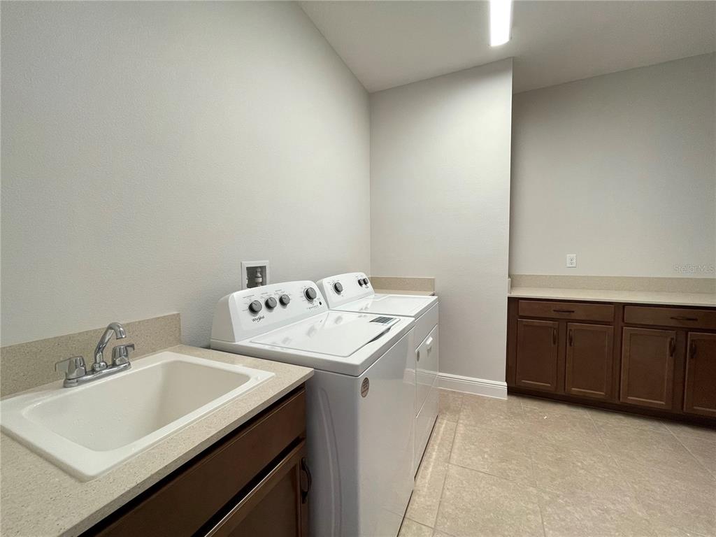 3434 Sagebrush Street Harmony, FL 34773 - Photo 10 of 21 a utility room with dryer and washer