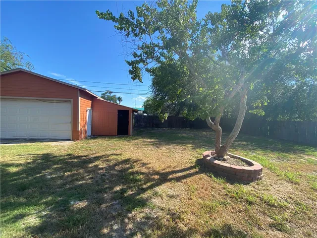 a view of a backyard