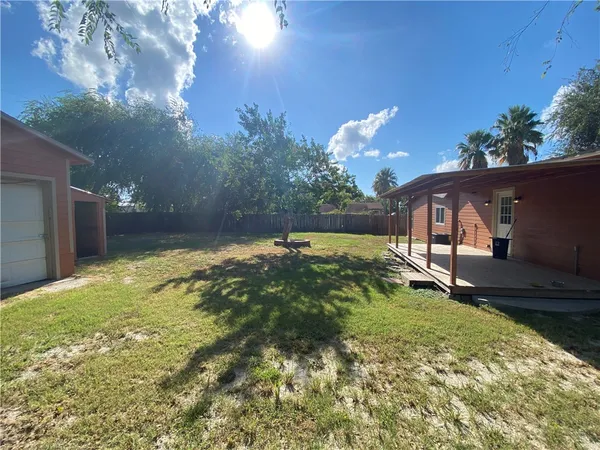 a view of back yard of the house with green space